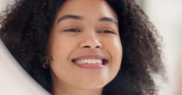 Mulher Negra Dentes Espelho Banheiro Para Boca Saudável Casa Apartamento — Vídeo de Stock