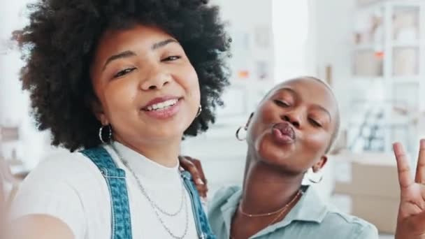 Vrienden Influencer Vrouwen Nemen Een Selfie Voor Social Media Posts — Stockvideo
