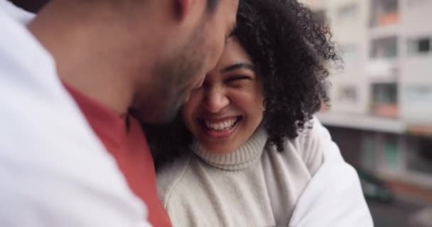 Miłość Para Śmiech Mężczyzną Kobietą Śmiejących Się Podczas Picia Razem — Wideo stockowe