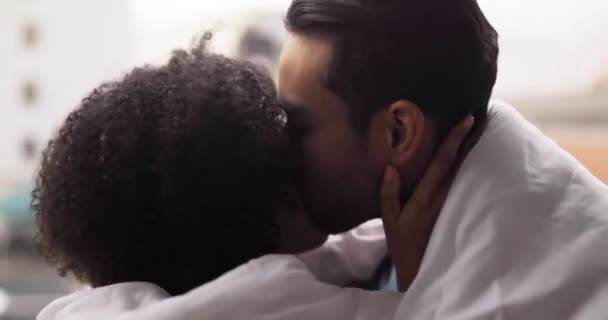 Szczęśliwa Para Pocałunek Taniec Pokoju Hotelowym Apartament Figlarnie Uśmiech Miłości — Wideo stockowe