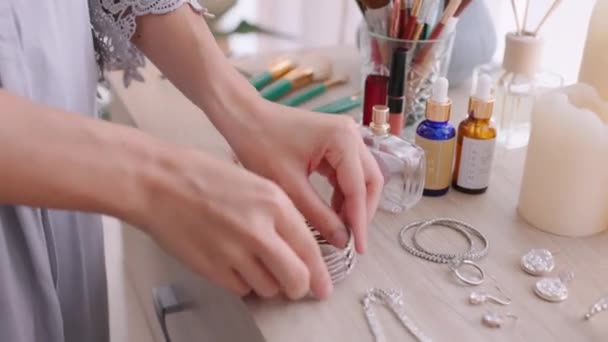 Biżuteria Stół Kosmetyczny Kobieta Bransoletce Szykują Się Specjalne Wydarzenie Pokoju — Wideo stockowe
