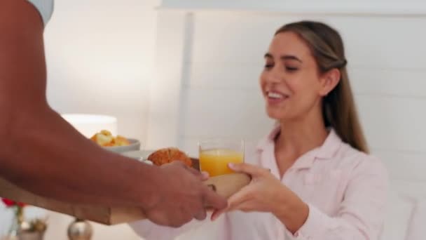 Para Pocałunek Łóżko Śniadanie Szczęśliwy Wakacjach Hotelu Mężczyzna Kobieta Jedząc — Wideo stockowe