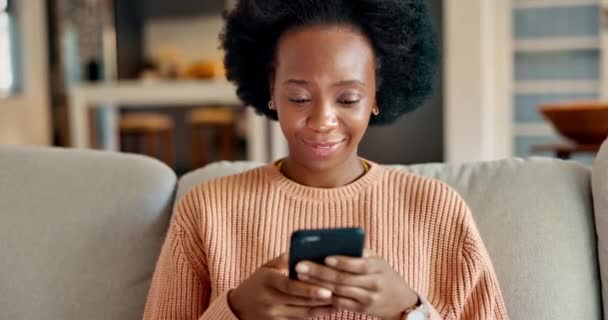 Femme Noire Lisant Drôles Frappe Téléphone Médias Sociaux Ligne Sortir — Video