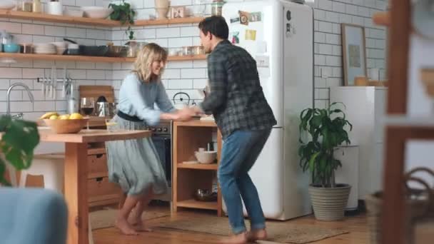 Taniec Para Miłość Mężczyzną Kobietą Bawiących Się Razem Kuchni Swojego — Wideo stockowe