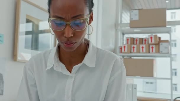 Arbeitsproblem Bürostress Und Schwarze Frau Die Über Krisenlösungen Nachdenkt Kopfschmerzen — Stockvideo