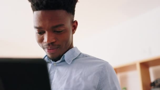 Laptop Glimlach Een Zwarte Man Video Bellen Mail Lezen Commerce — Stockvideo