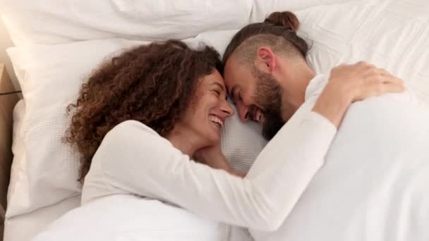 Ζευγάρι Στο Κρεβάτι Του Αρέσει Δένεται Χαμογελά Και Γελάει Αστεία — Αρχείο Βίντεο