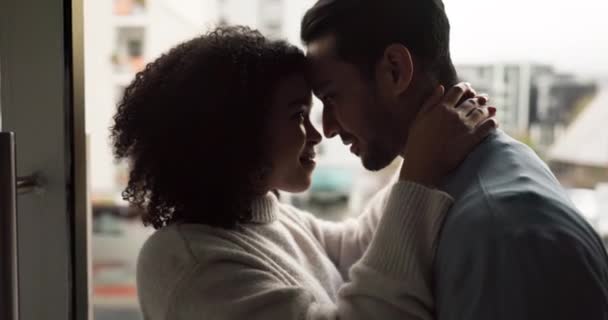 Mutlu Çift Sevgi Özen Birlikte Evde Mutluluğu Kucaklayan Bir Ilişki — Stok video