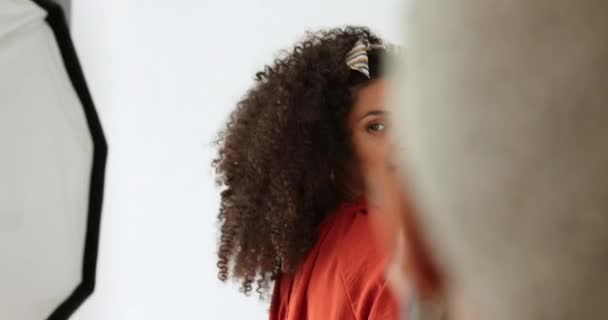 模特和摄影师与数码相机为时尚杂志摄影在一个白色工作室背景与模型 快乐的非洲裔美国女人 为优雅的镜头摆姿势 — 图库视频影像