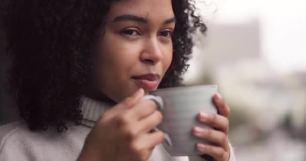 Mujer Negra Bebiendo Una Taza Café Mientras Piensa Está Pie — Vídeos de Stock