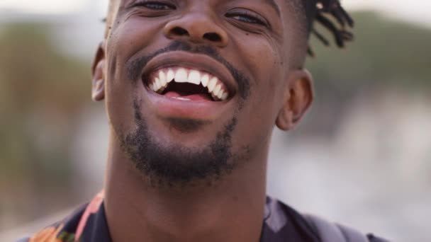 Черный Человек Портрет Смеющееся Лицо Ямайке Счастливы Смешной Шуткой Комиксом — стоковое видео