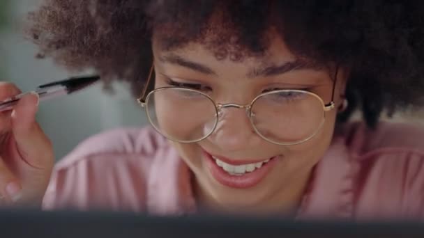 Счастливая Электронная Почта Работа Ноутбуке Чернокожая Женщина Читающая Смешные Сообщения — стоковое видео