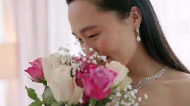 お部屋でのブライダル写真のためにポーズを幸せと笑顔で花をバラ 結婚式や花嫁 興奮し 香り花束 彼女の特別な日の朝を楽しんでお祝い コミットメントとアジアの女性 — ストック動画