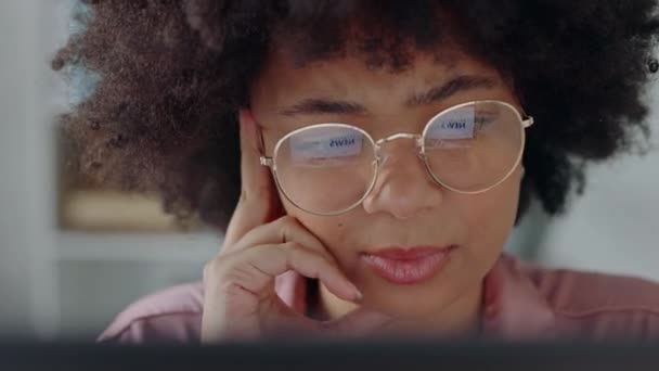 Laptop Bedrijf Idee Denken Zwarte Vrouw Het Internet Voor Creatieve — Stockvideo