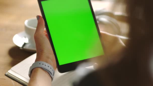 Zoom Pantalla Verde Maqueta Mujer Con Tableta Que Trabaja Con — Vídeo de stock