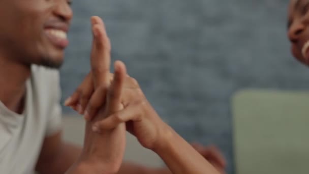 Zwart Paar Handen Kus Met Een Glimlach Gelukkige Liefde Relatie — Stockvideo
