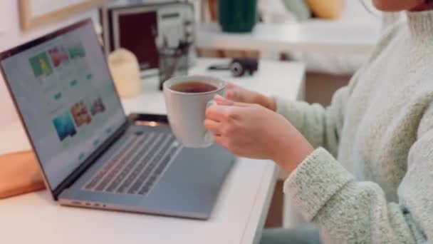 Koffie Laptop Design Met Een Vrouw Ontwerper Afstandsbediening Werken Vanuit — Stockvideo