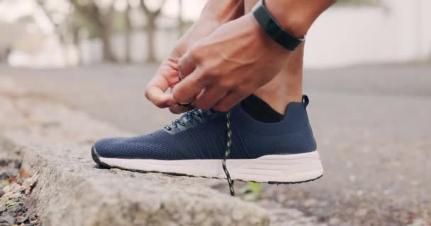 Hombre Corredor Corbata Encaje Zapatos Antes Correr Atleta Listo Preparándose — Vídeo de stock