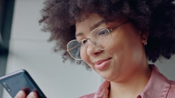 Сміється Телефонує Чорношкіра Жінка Соціальних Мережах Читає Сповіщення Онлайн Спілкування — стокове відео