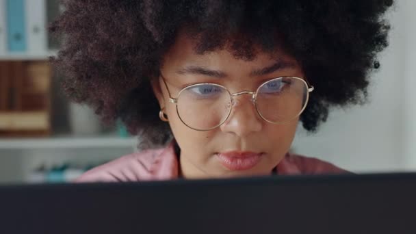 ノートパソコンビジネス インターネット上で提案書を書く電子メールや女性を読み 会社のためのアイデアを考え オフィスでウェブ上で作業します コンピュータ上でオンラインで入力するアフリカの受付の顔 — ストック動画