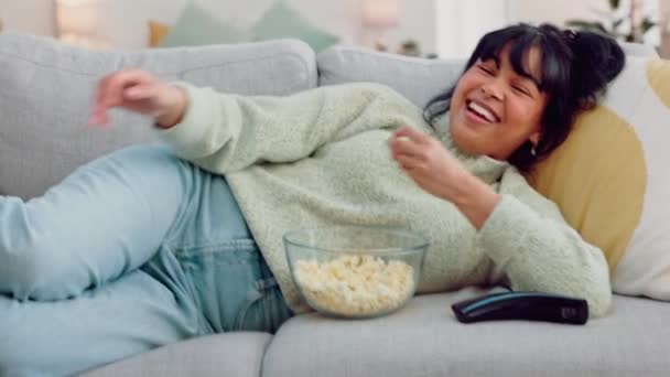 Popcorn Manger Regarder Télévision Femme Sur Canapé Salon Avec Film — Video