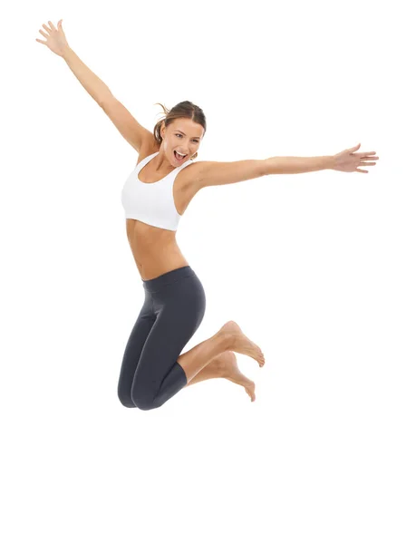 運動の喜びのためにジャンプします 白い背景にスポーツウェアの若い女性がジャンプします — ストック写真