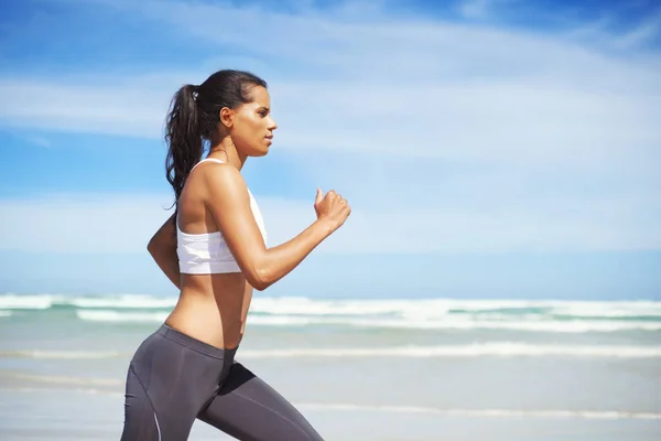 Haar Aan Het Joggen Krijgen Een Jonge Vrouw Loopt Langs — Stockfoto