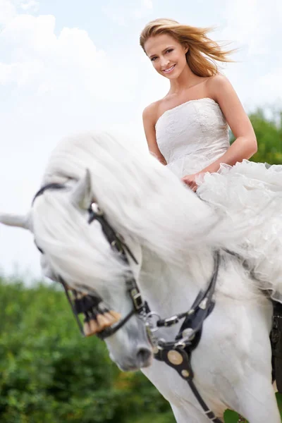 Verbluffend Bovenop Haar Ros Huwelijksdag Een Prachtige Bruid Poseren Voor — Stockfoto