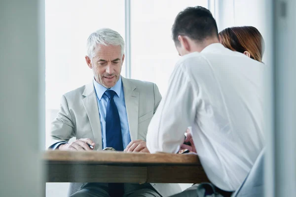 Het Een Lange Vergadering Zakenmensen Een Zakelijke Bijeenkomst — Stockfoto