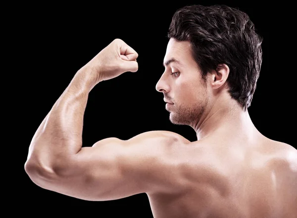 Músculo Hombre Bien Definidos Joven Guapo Mirando Bíceps Flexionado Aislado —  Fotos de Stock