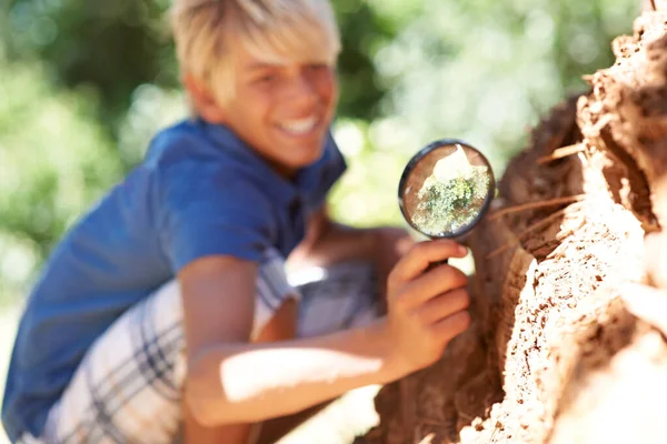 Det Tycker Han Fascinerande Pojke Som Tittar Genom Ett Förstoringsglas — Stockfoto