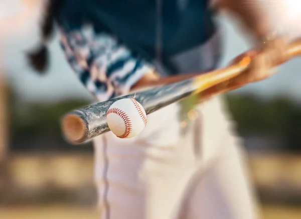 Honkbalspeler Knuppel Bal Tijdens Het Swingen Tijdens Het Sporten Wedstrijd — Stockfoto