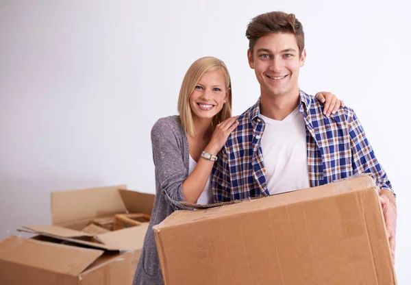 Nos Mudamos Una Casa Más Grande Feliz Pareja Joven Mudanza — Foto de Stock