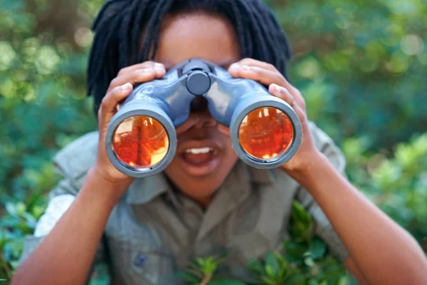 Kuş Gözlemciliğine Hazırım Genç Bir Çocuk Dürbününden Bakıyor — Stok fotoğraf