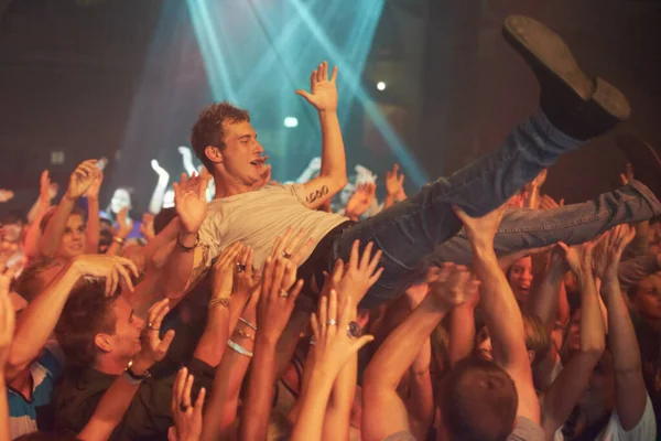 Wilde Musik Bewegt Ein Mann Beim Crowdsurfen Auf Einem Musikfestival — Stockfoto