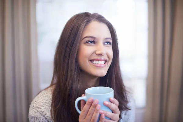 Zaczynając Dzień Dobrze Młoda Kobieta Pijąca Kawę Domu — Zdjęcie stockowe