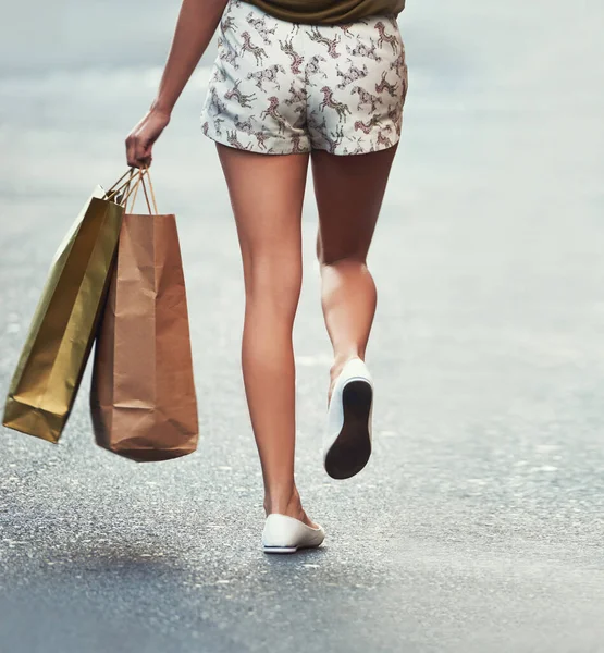 落ち着いて買い物に行きなさい 買い物袋を持って通りを歩いている若い女性が — ストック写真