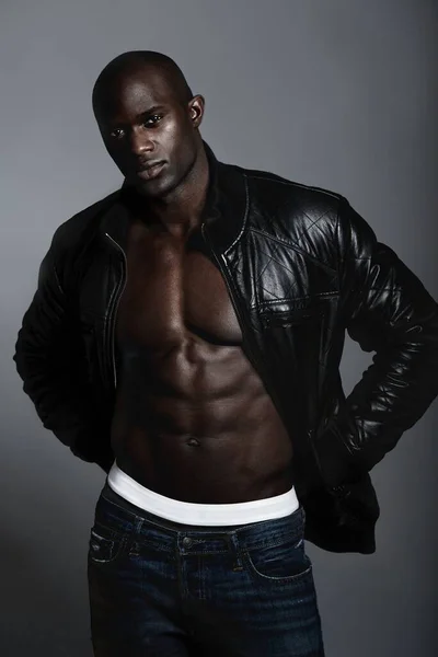 Маскулінна Впевненість Красивий Африканський Чоловік Моделює Одяг Студії — стокове фото