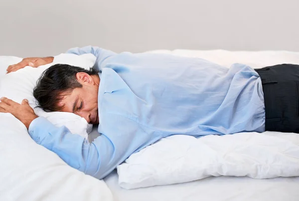 Kimerültem Egy Üzletember Fekszik Ágyán Teljesen Kimerülten — Stock Fotó