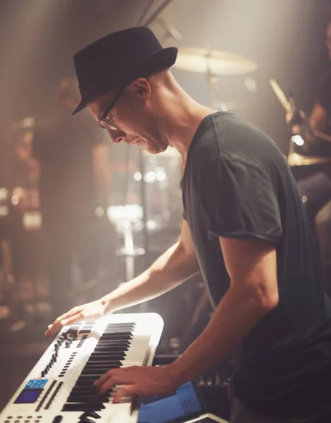 Has World Music His Fingertips Young Man Playing Keyboard Stage — Stock Photo, Image