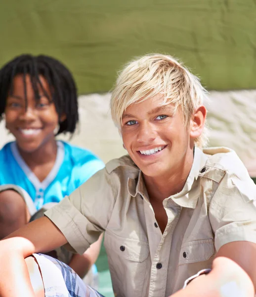 素晴らしい時間キャンプをして 一緒に外に座っている2人の若い子供の肖像画 — ストック写真