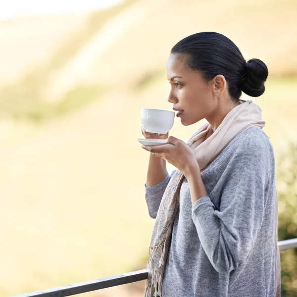 Расслабляется Любимым Напитком Young Ethnic Girl Enjoying Cup Coffee — стоковое фото