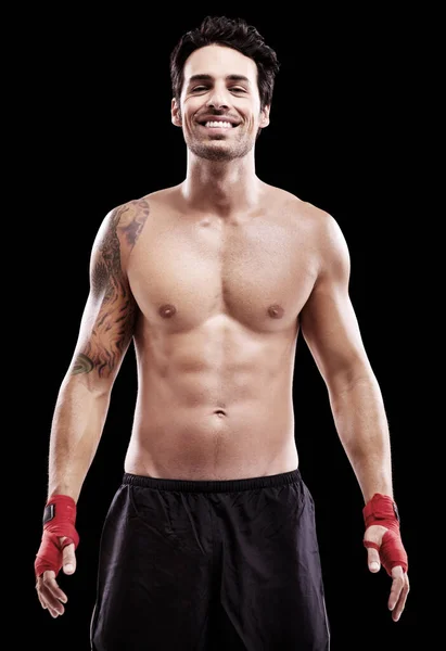 ボクシングの腕を信じてる 黒に隔離された笑顔若いボクサーのスタジオ肖像画 — ストック写真