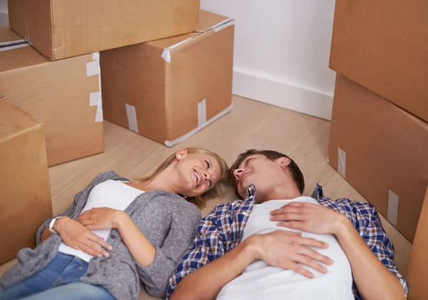 Mudar Casa Trabalho Árduo Casal Deitado Chão Feliz Depois Longo — Fotografia de Stock