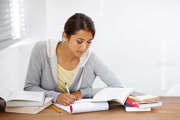 Anteckna Viktigaste Punkterna Söt Collegestudent Som Antecknar Från Sin Lärobok — Stockfoto