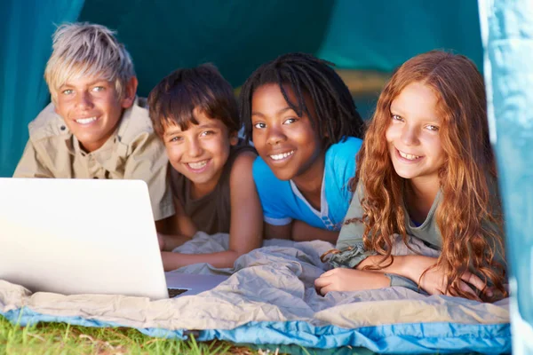 无论我们在哪里 都可以上网 孩子们在帐篷里露营时喜欢使用笔记本电脑 — 图库照片