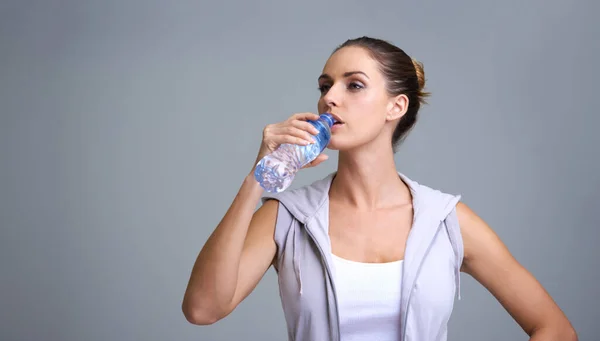 Blijf Gehydrateerd Een Mooie Jonge Vrouw Die Drinkt Uit Een — Stockfoto