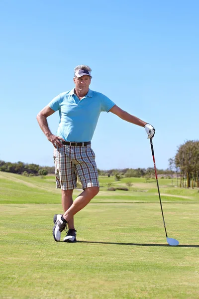Det Går Till Hålet Mogen Manlig Golfare Tittar Med Intresse Stockbild