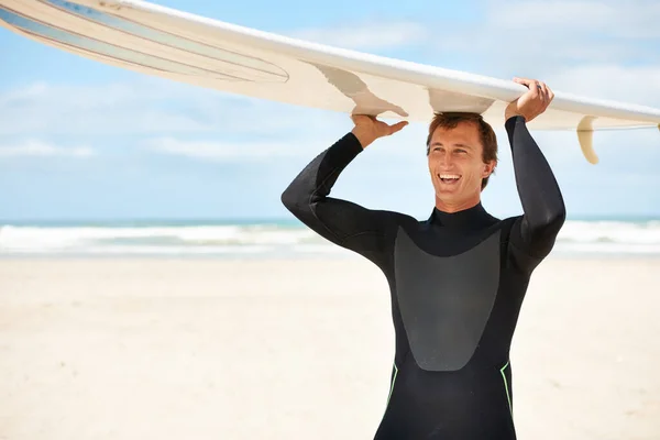 Sadece Ben Sörf Tahtam Genç Bir Sörfçü Plajda Tahtasını Kafasında — Stok fotoğraf