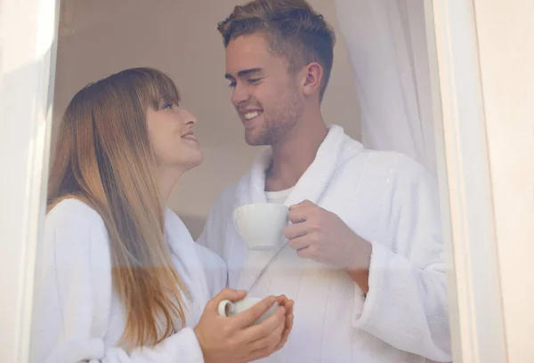 Empezando Día Juntos Una Joven Pareja Bebiendo Café Mientras Está —  Fotos de Stock